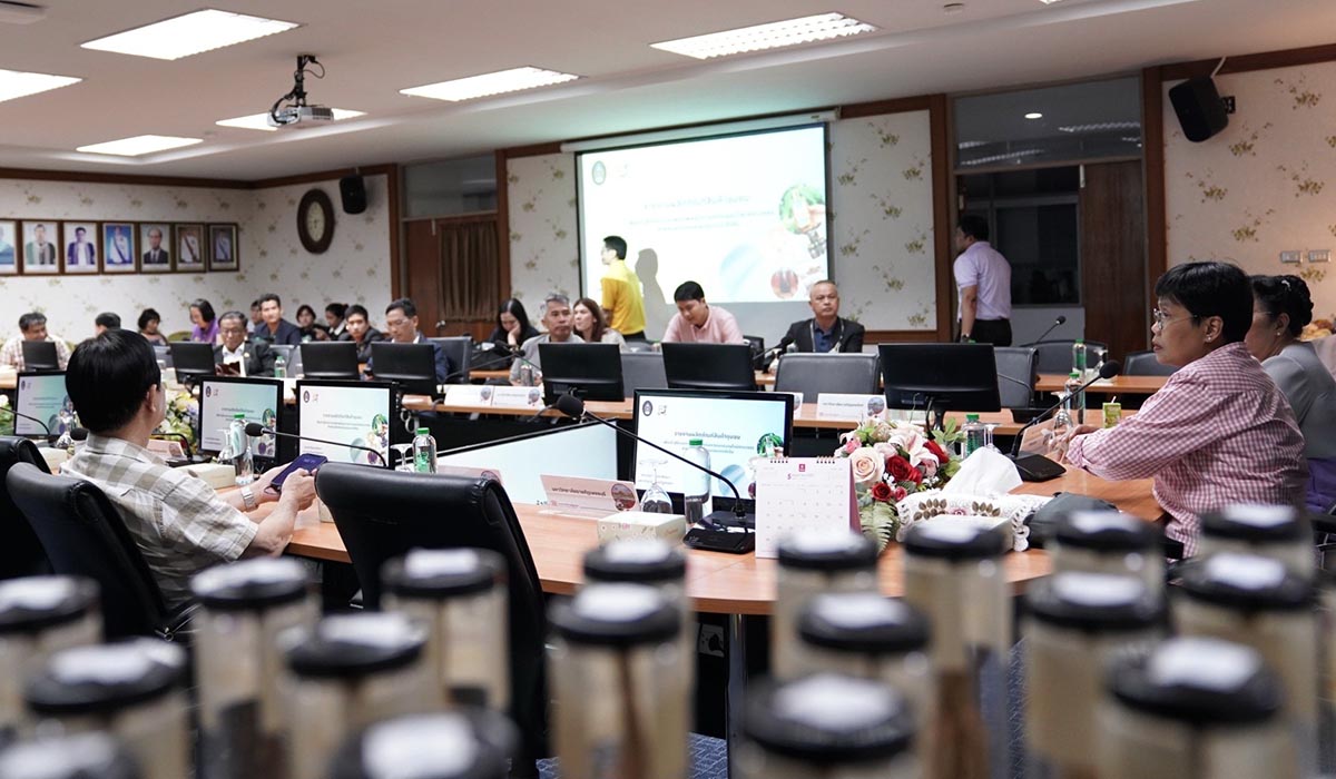 มรภ.สงขลา ให้การต้อนรับที่ประชุมอธิการบดีมหาวิทยาลัยราชภัฏ ศึกษาดูงานแลกเปลี่ยนเรียนรู้การพัฒนาผลิตภัณฑ์ชุมชน โครงการ อพ.สธ. สินค้า OTOP เชื่อมโยงยุทธศาสตร์การพัฒนาท้องถิ่น

มหาวิทยาลัยราชภัฏสงขลา (มรภ.สงขลา) นำโดย รศ.ดร.ทัศนา ศิริโชติ อธิการบดี มรภ.สงขลา พร้อมด้วยคณะผู้บริหาร ผู้อำนวยการ และบุคลากรสถาบันวิจัยและพัฒนา ให้การต้อนรับคณะจากที่ประชุมอธิการบดีมหาวิทยาลัยราชภัฏ (ทปอ.มรภ.) นำโดย รศ.มาลิณี จุโฑปะมา อธิการบดีมหาวิทยาลัยราชภัฏบุรีรัมย์ ประธานที่ประชุมอธิการดีมหาวิทยาลัยราชภัฏ พร้อมด้วยผู้บริหารจากมหาวิทยาลัยราชภัฏทั่วประเทศ ในโอกาสเดินทางมาศึกษาดูงานแลกเปลี่ยนเรียนรู้การพัฒนาผลิตภัณฑ์ชุมชนของ มรภ.สงขลา ระหว่างวันที่ 2-3 กรกฎาคม 2567 เพื่อให้ผู้บริหารได้แลกเปลี่ยนเรียนรู้เกี่ยวกับการพัฒนาผลิตภัณฑ์ชุมชน สินค้า OTOP และการเชื่อมโยงยุทธศาสตร์การพัฒนาท้องถิ่น

โอกาสนี้ รศ.ดร.สายฝน ไชยศรี รองผู้อำนวยการสถาบันวิจัยและพัฒนา มรภ.สงขลา เป็นตัวแทนนำเสนอการดำเนินงานด้านการพัฒนาผลิตภัณฑ์ชุมชน และงานโครงการอนุรักษ์พันธุกรรมพืชอันเนื่องมาจากพระราชดำริฯ สมเด็จพระเทพรัตนราชสุดา สยามบรมราชกุมารี (อพ.สธ.) ของมหาวิทยาลัยแก่ที่ประชุมฯ
นอกจากนั้น คณะจากที่ประชุมอธิการบดีมหาวิทยาลัยราชภัฏยังได้เดินทางไปศึกษาดูงานวิทยาศาสตร์ภาคใต้ มหาวิทยาลัยสงขลานครินทร์ อ.หาดใหญ่ จ.สงขลา และศึกษาดูงานวัฒนธรรมท้องถิ่น ณ อ.หาดใหญ่ จ.สงขลา